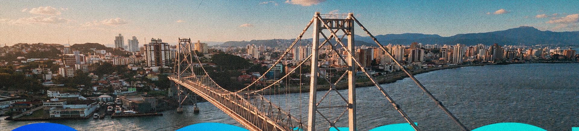 Ponte Hercílio Luz vista do alto, com o centro de Florianópolis ao fundo